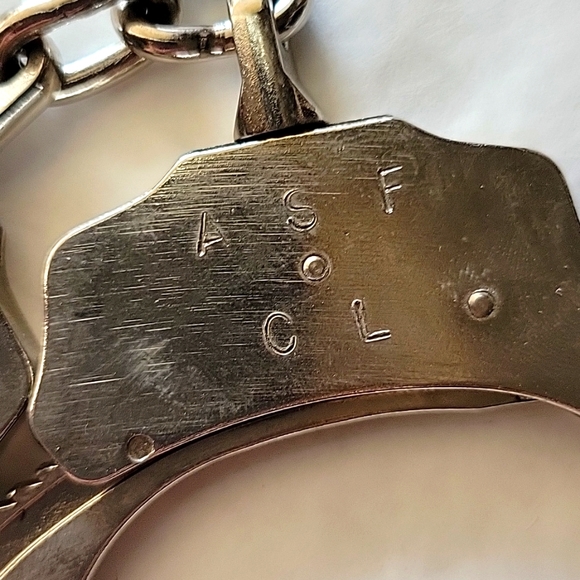 Peerless Basic Handcuffs - Picture 2 of 6